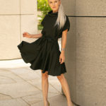 Rochie mini neagră cu volan și cordon