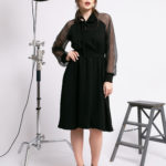 Rochie midi cu mâneci lungi în carouri și guler rotund