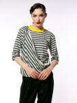 Tricou din bumbac în dungi cu guler galben contrastant